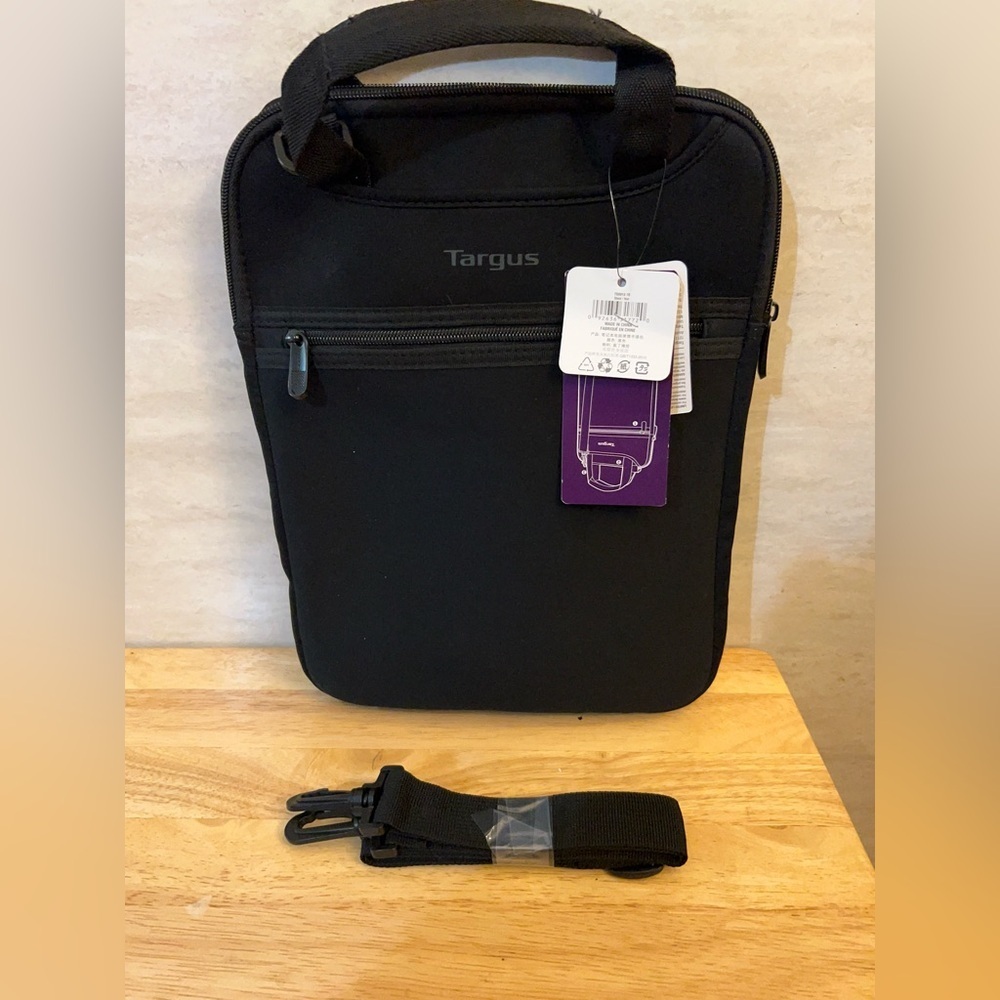 NWT-Targus Vertical Slipcase with hideaway handles, Crossbody Strap